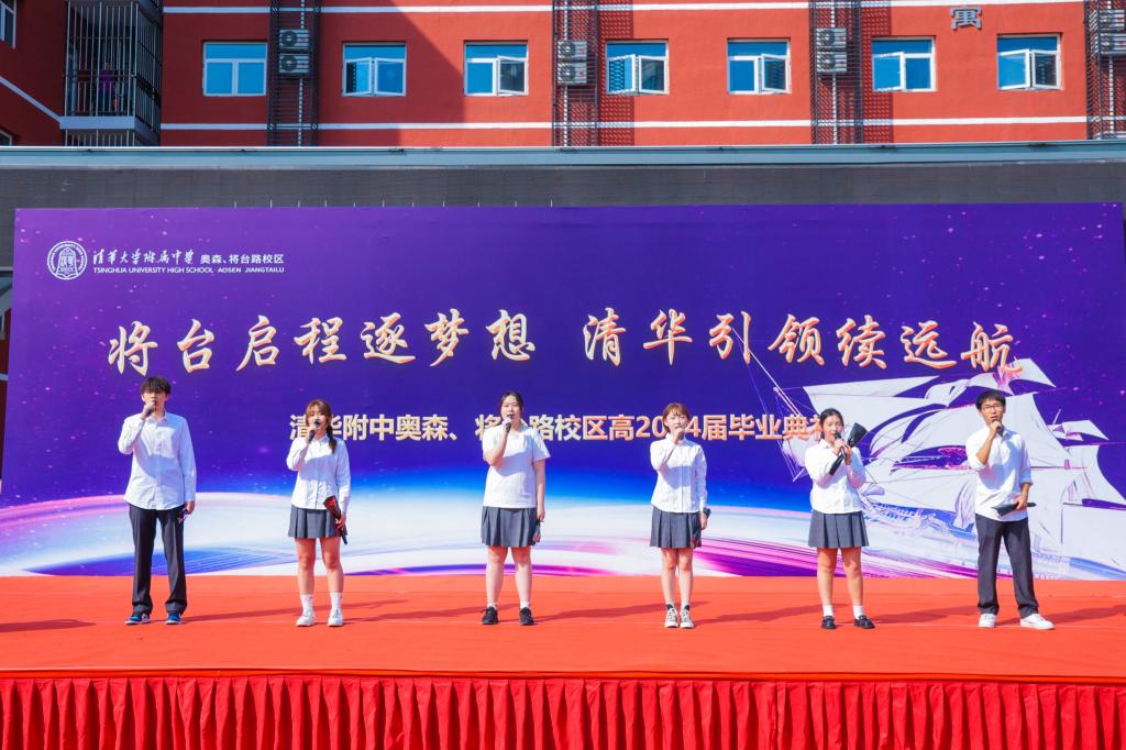 13吴禹轩、张媛、白沐垚、苏治瑞、刘慧心、闻天宇(左起)演唱《在盛夏告别》