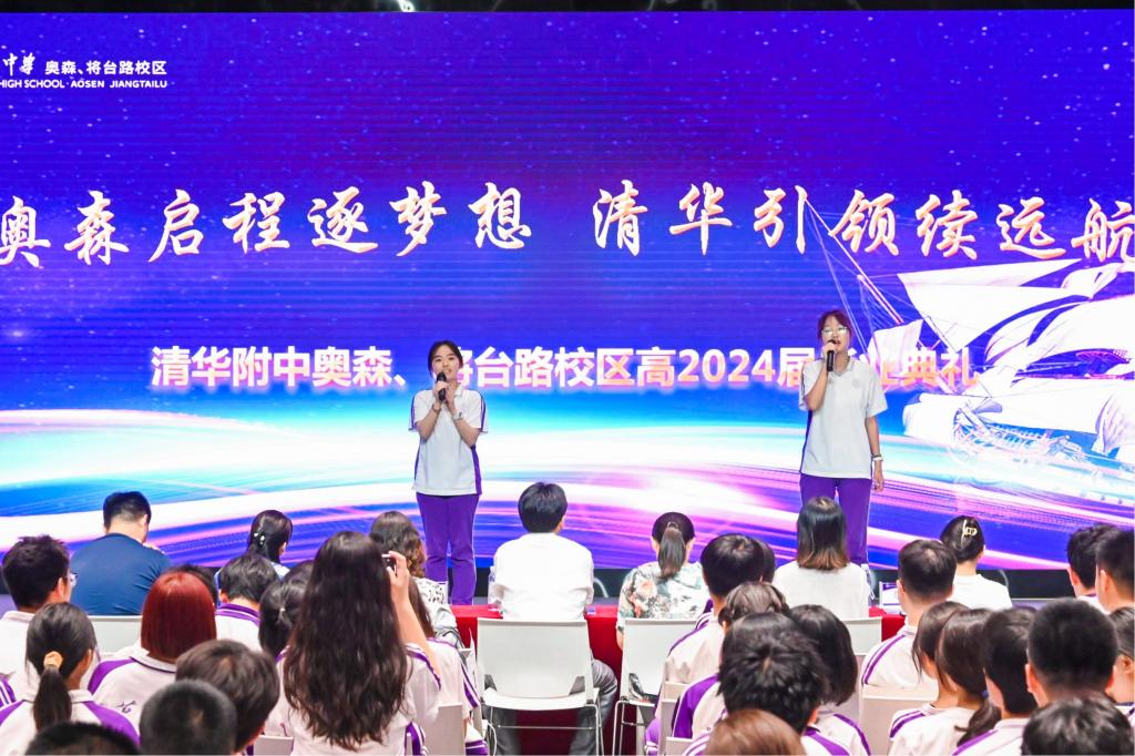 14商紫茉、刘思源(左起)演唱《那些花儿》